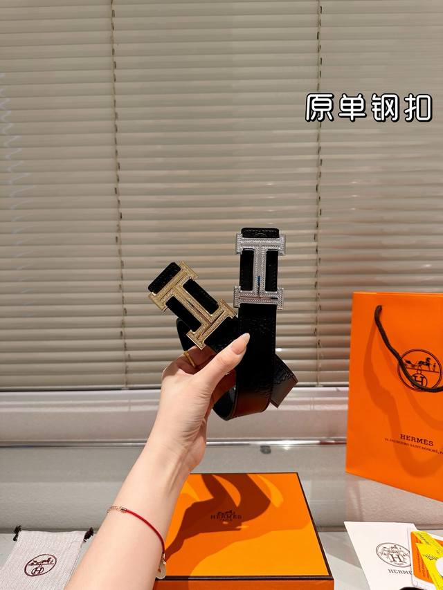 钢扣 高版本！腰带爱马仕牛皮皮带～热门款 男女通用皮带里面最火的版本啦～质量很好 全套包装！五金绝对不褪色 皮带头和专柜一样的哦～ 配礼盒手提袋发票