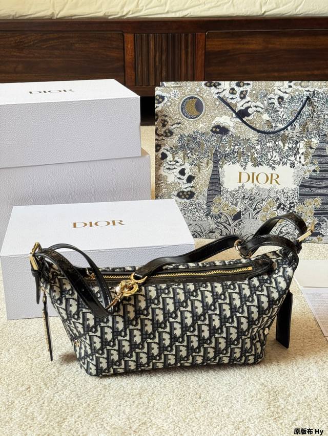 原版布 Dior 新款D-Journey 单肩斜挎包 这款D-Journey链条手袋是二零二四春夏成衣系列新品， 造型时尚，设计实用。廓形柔软，采用黑色褶皱牛皮