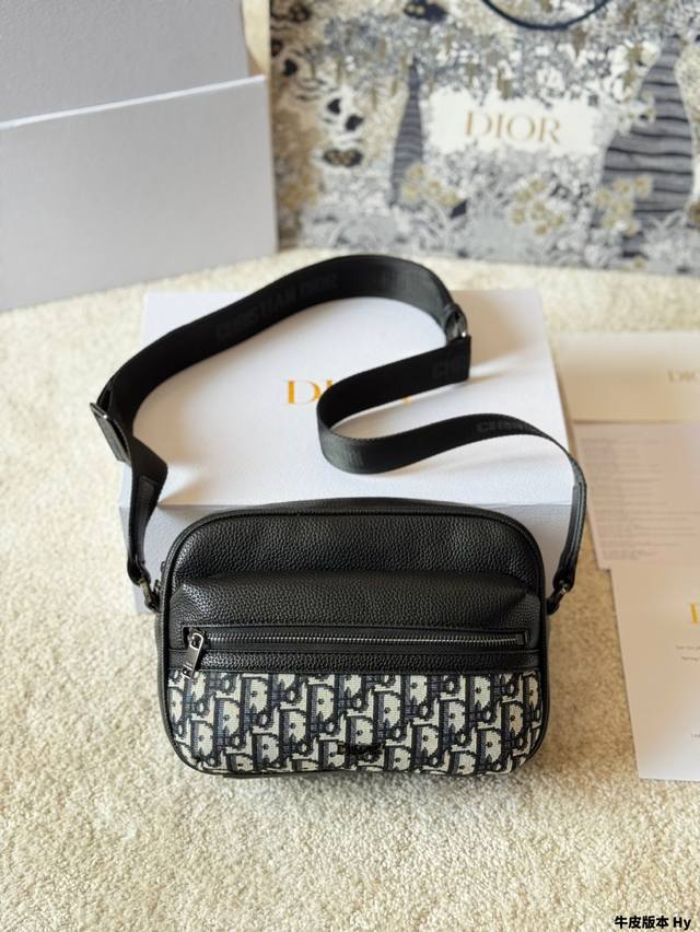 牛皮版本 Dior男士邮差包 原版刺绣布配头层小牛皮 新一-季男装正式上架了 简单低调的配色，再配上高级舒适的物料，用上精致的意大利工艺，背在身上感受就是不一样