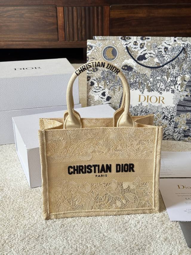 顶级原单 原版布 Dior 原版布提花 25Ss新款蝴蝶刺绣Book 托特包 Dior Book Tote今年最喜欢的一款购物袋 Tote我用的次数最多的包，因