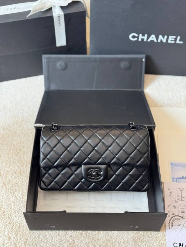 Cf Chane*-Cf经典之最 四季必备的原单系列“女神包”名媛超爱时尚宠儿 拥有超久历史 女人们的挚爱法宝 简约优雅凸显气质 不论单肩手提斜挎都展示其特立独