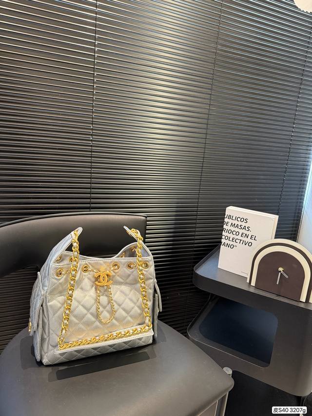 期待己久的香奈儿托特 时尚感十足，实用性也毫不逊色 无论是逛街、学会还是工作，都能成为你的最佳搭档 尺寸，24 23 货号3207