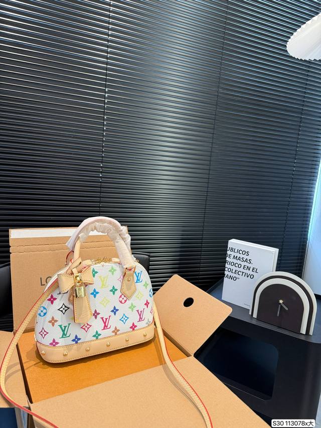 大号 配飞机盒折叠盒子 Lv贝壳 Lv尤物人间白三彩真漂亮啊白三彩系列每一只都值得收藏,又可以搭配俏皮可爱下次想试试洒脱一点穿搭彩色老花 五彩缤纷的少女心满出来 大号 配飞机盒折叠盒子 Lv贝壳 Lv尤物人间白三彩真漂亮啊白三彩系列每一只都值得收藏,又可以搭配俏皮可爱下次想试试洒脱一点穿搭彩色老花 五彩缤纷的少女心满出来