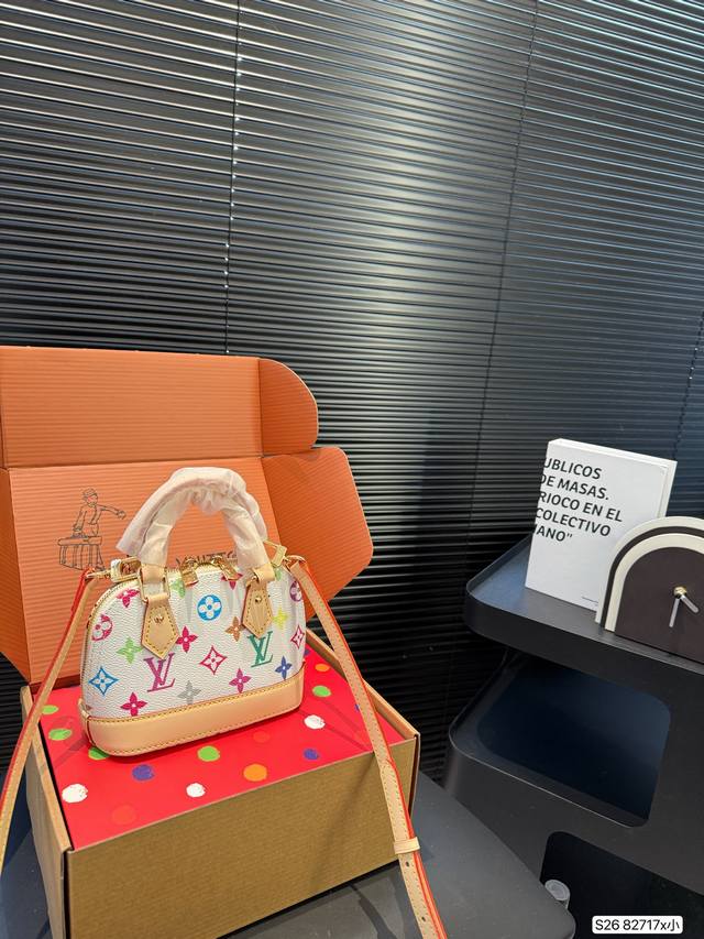 小号 配飞机盒折叠盒子 Lv贝壳 Lv尤物人间白三彩真漂亮啊白三彩系列每一只都值得收藏，又可以搭配俏皮可爱下次想试试洒脱一点穿搭彩色老花 五彩缤纷的少女心满出来