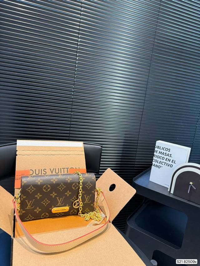 配飞机盒折叠盒子 Lv 新款 Wallet On Chain Lily 8月刚上市，很小巧的一款包包，很轻，容量较小，可以装手机，匙包，唇膏，一点纸巾。金属链条