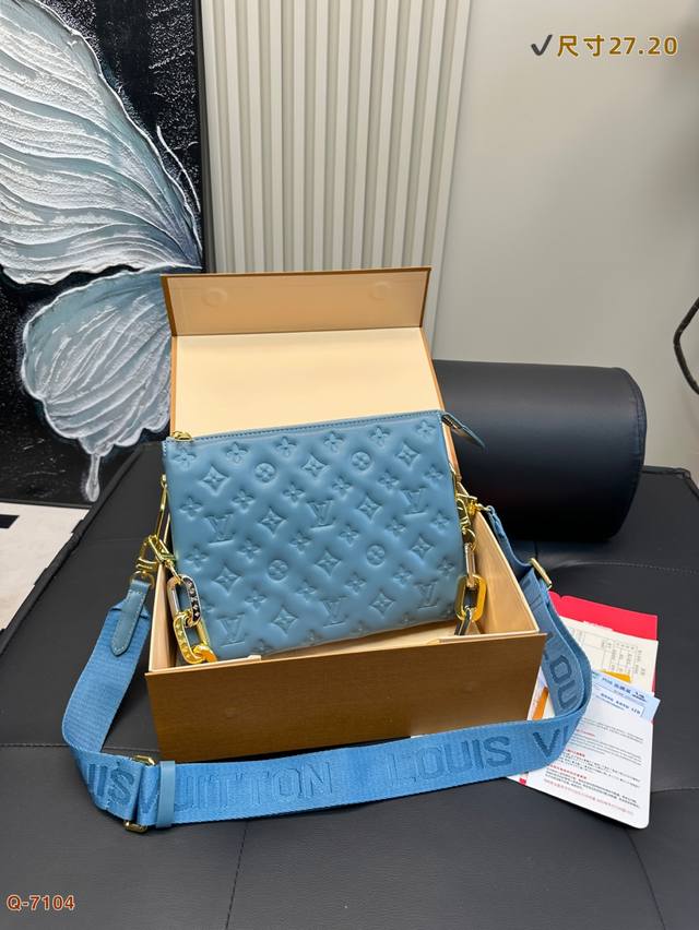 全新升级 配折叠盒 Lv 走秀新款Cousin 目测又是下一个女明星，时尚博主必备单品，I独有的亮金色金属，作为本次设计的肩带粗链条，抓眼球效果非常到位，肩带可