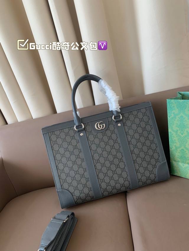 Gucci 新款公文包 四方设计 很适合商务！ 一点都不老气！ 顺性！不失时尚感！ 放下笔记本电脑 尺寸：37*28