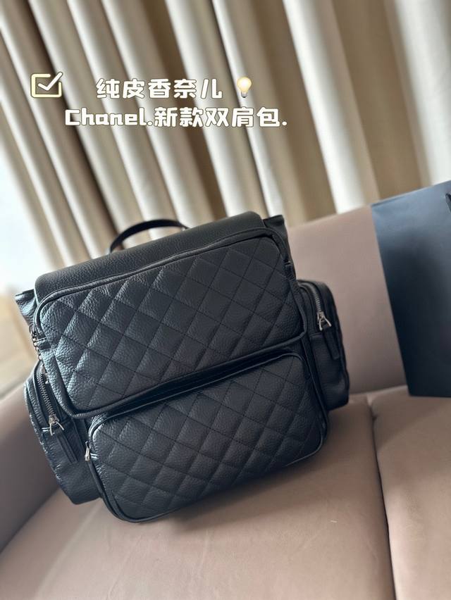 纯皮香奈儿 Chanel.新款双肩包. 时髦拿捏住啦 不显老气好好搭啊 而且貌美气质加成好高的呀～ 爱死了这份从容优雅 尺寸：29 33