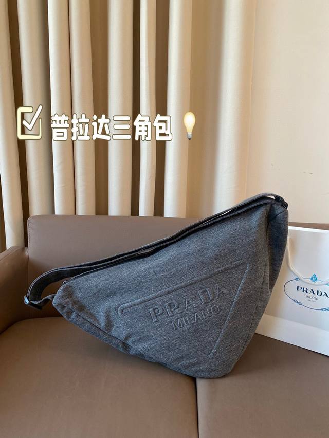 牛仔普拉达三角包 这个系列中最“主角”的一款包，我认为是萌度爆表的新款小三角包。这次不只Logo，连手袋形状也是三角形了，如此简约又特别的设计非常有Prada的