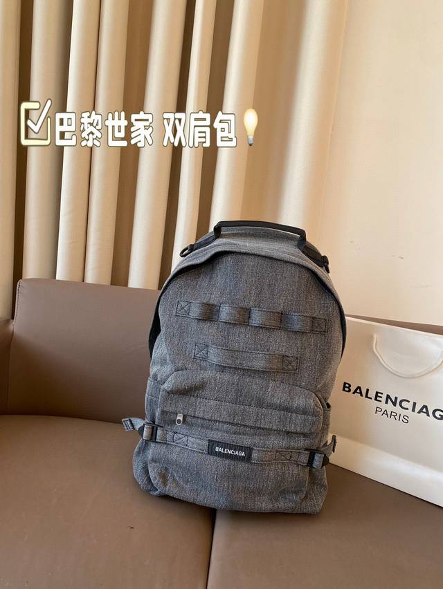 巴黎世家 双肩包火出圈 新宠双肩包 太好拿了低调有品味！ 超温柔的颜色包身 牛仔非常抗造哦！ 尺寸：28 43