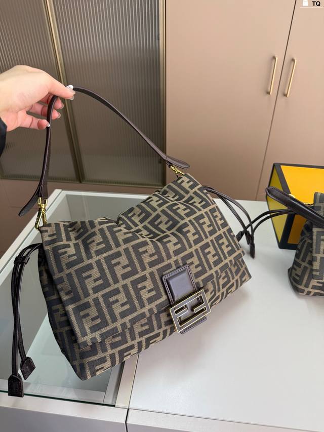 大 Fendi芬迪最新法棍 实在太好看啦 手提斜挎都好看 Tq尺寸26×15 33×18折叠盒