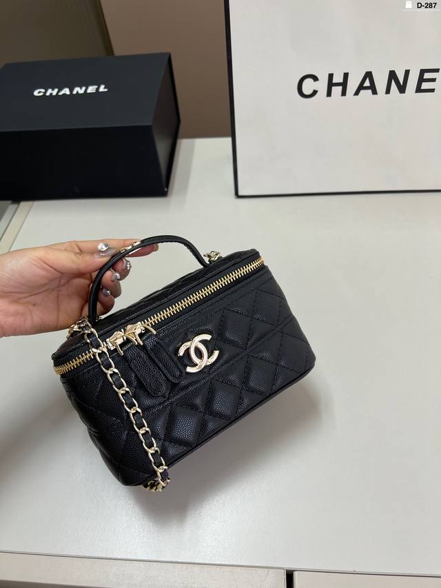 牛皮 Chanel香奈儿手柄化妆包 可单肩，斜挎，尽显女人优雅气质 是一款超级百搭的休闲链条包 D-287尺寸17×10折叠盒