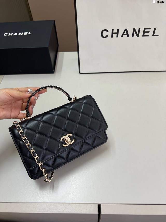 牛皮 Chanel香奈儿手柄发财 可单肩，斜挎，尽显女人优雅气质 是一款超级百搭的休闲链条包 D-287尺寸20×10折叠盒