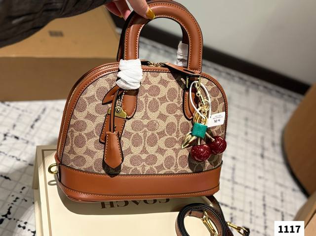 配挂件礼盒 Coach新品经典复古贝壳包 独有的复古行李箱卿式手柄 触感绝好 每一个细节满满 手拎起来也非常气质 而且颜色有四个 个配色任你挑选 空间容量也很