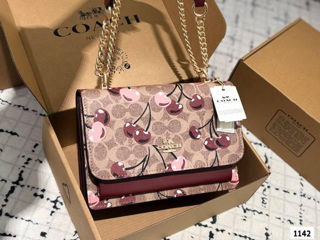 Coach蔻驰新款风琴包，樱桃涂鸦 C家新款Klare翻盖小方包 这款包包看起来，可以说是非常的精致优雅，经典的同时又不失设计感。侧面采用了蛇纹包边,个性又有气