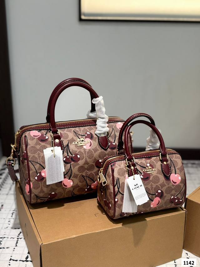 Coach Teri可爱的车厘子印花真是太可爱了草莓斜挎背腋下背都很好看 尺寸25.17。 17.13