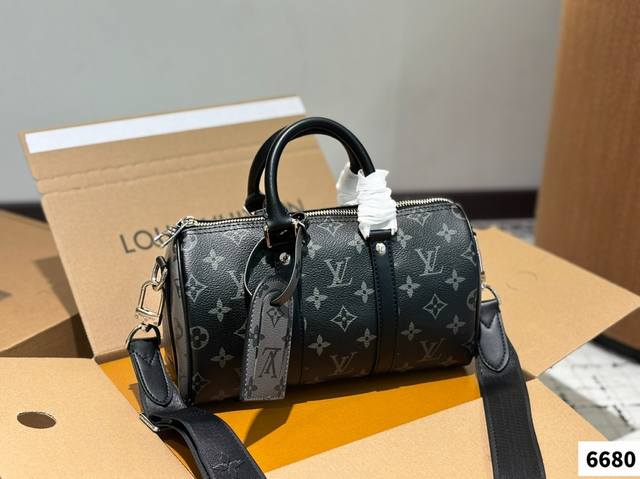 配飞机盒折叠盒子 Lv枕头黄金尺寸 Keepall35好百搭哦 这款男女都可以背大小刚好，轻便舒适。日常通勤，健身，旅行都可，装电脑平板毫无压力，黑灰配色，百搭