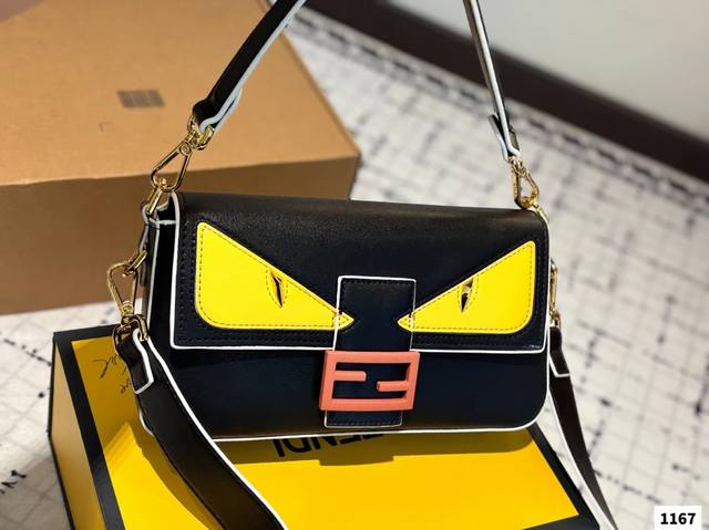 配折叠盒子 芬迪小怪兽 Fendi 2025春节限定系列以独具匠心的设计为我的新年添上了一抹活泼、大胆的时尚色彩 Baguette和Nano Baguette不
