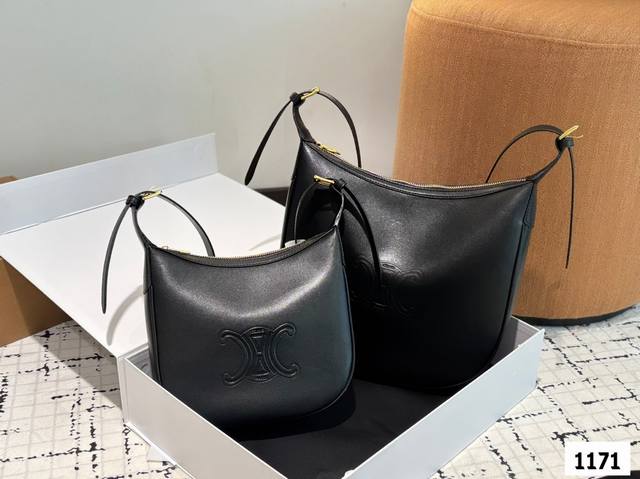 大号 小号 配折叠盒子 全新赛琳腋下 全新Celine Heloise 系列手袋 独特半月包型呈现更为休闲随性的设计 Triomphe标志印花点缀柔韧皮革 金属