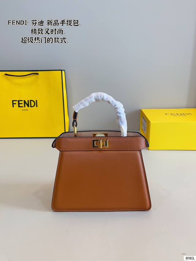 配礼盒. Fendi躲猫猫Lconic 小号. 新款满满的高级感 明暗错落，时光流转。由Kimjones打造的Fendi 秋冬女士手袋，重温Fendi家族的往昔