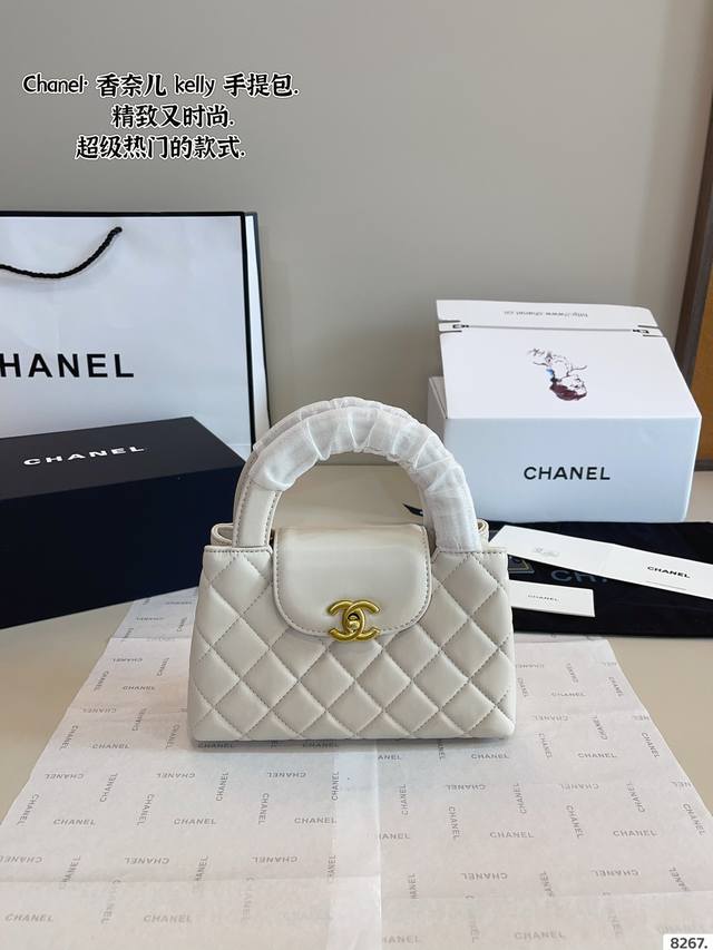 配礼盒. Chanel 香奈儿 Kelly凯莉小废包 超火爆时尚单做工精细 进口五金 让你无论是夏天还是冬天都能背上它出门 是不是性价比超级高 随便凹造型都是美
