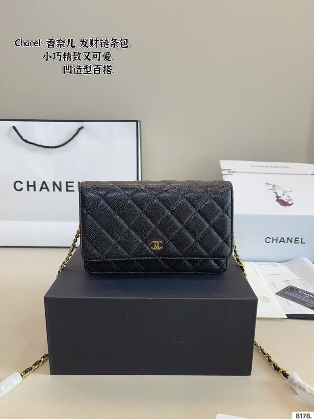配礼盒. Chanel 香奈儿发财 一款随身小包推荐给大家！香奈儿Woc新款发财包 可斜挎单肩 链条可收入包内作为手包使用 上身后超显大气， 别看小小的 这个很