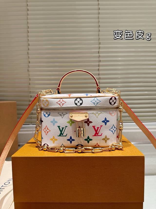 原单变色皮全钢 Lv 2025 村上隆 白三彩 Vanity Chain Pouch 手袋 包包 Vanity Chain Pouch 手袋以经典化妆箱为灵感，