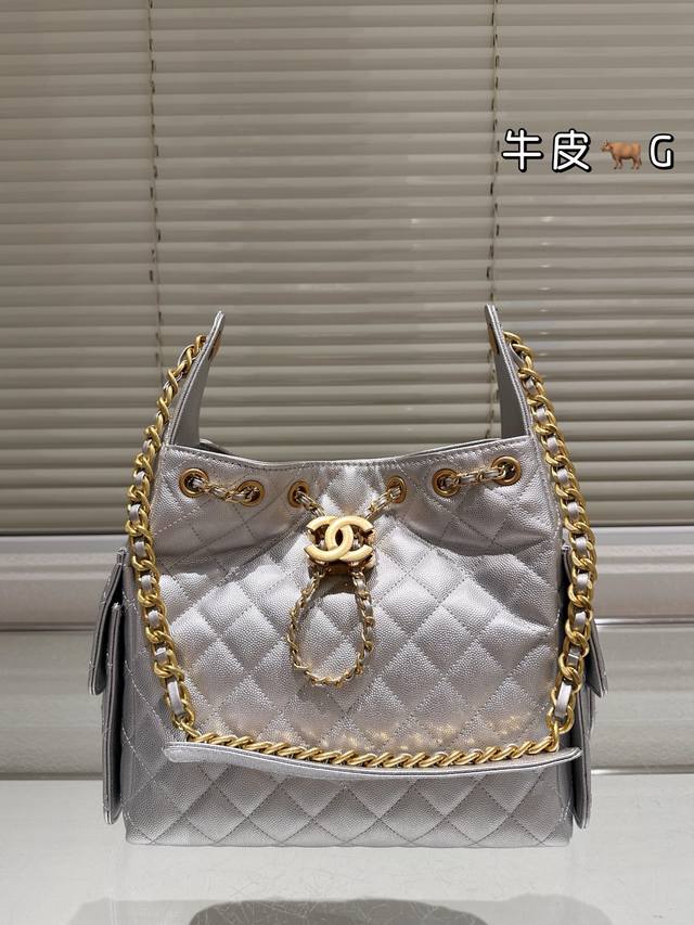 头层牛皮 Chanel 香奈儿25S Hobo 25年香奈儿黑马非它莫属 颜值也是真的高！ 小号大概算是现在最难买的尺寸了 官网也都是是中号大号 但小号真的太够