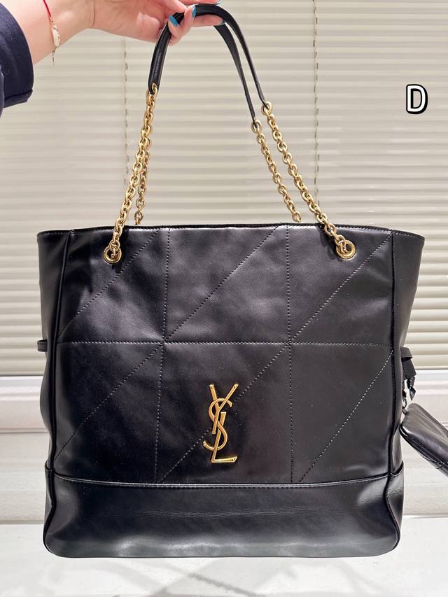 Ysl 25 新款Jamie 4.3 Pochon 这个款式热度很高，黑金配色高级，包型时尚，容量足够，万物可装，坚版包型上身修长身形，自带慵懒感！ 包包采用柔