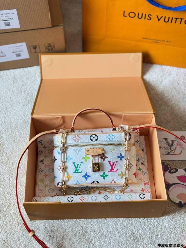 牛皮版本 全钢 Lv 2025 村上隆 白三彩 Vanity Chain Pouch 手袋 包包 Vanity Chain Pouch 手袋以经典化妆箱为灵感，