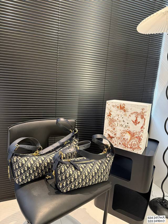 大号 小号 迪奥旅行包 被 Dior新款流浪包美到失语时尚圈顶流Dior新款流浪包，把高级感狠狠拿捏住了，背上秒变街拍女王。 富家千金同款Dior新款流浪包，一