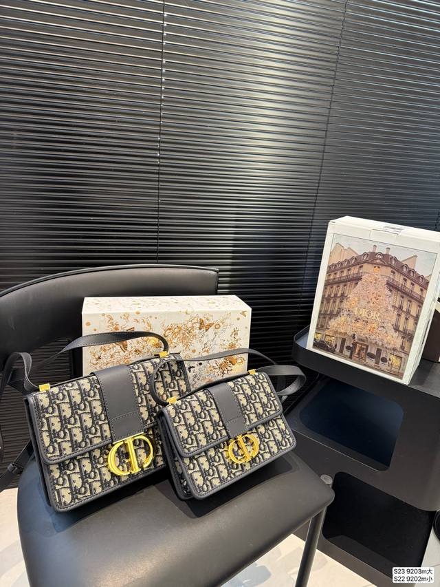 大号 小号 配飞机盒折叠盒子 迪奥蒙田包 展现出的时尚魅力，显得既高级又有视觉冲击力，超大容量的设计，完全满足日常出行使用，时尚百搭又满满的复古气息尺寸大号24