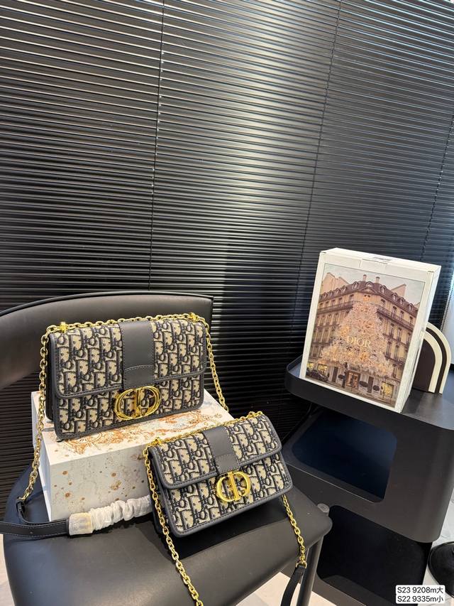 大号 小号 配飞机盒折叠盒子 迪奥蒙田包 展现出的时尚魅力，显得既高级又有视觉冲击力，超大容量的设计，完全满足日常出行使用，时尚百搭又满满的复古气息尺寸大号25