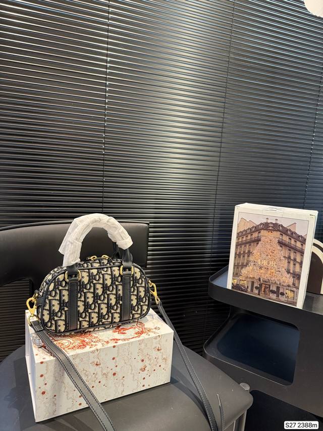 配飞机盒折叠盒子 新的Dior迪奥贝壳枕头包~ 个人觉得 包型真的很耐看！ 又休闲 又优雅！ 现在它很火哦！ 皮肩带很精致哦！ 尺寸：21 11 货号2388M