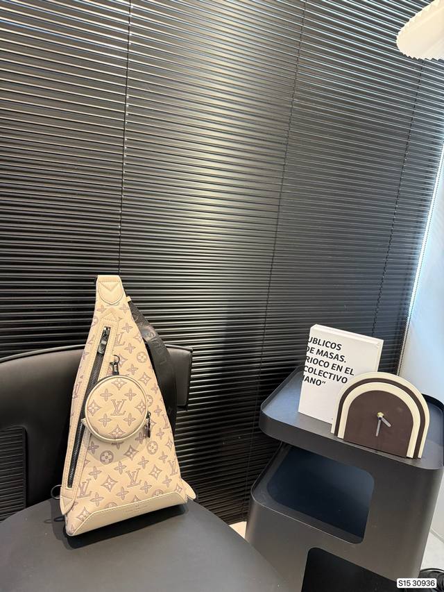 新款男士胸包 Lv胸包，美丽的设计细节，采用拉链，方便取用，无论您的氛围如何，您都可以毫不费力地携带这款时尚腰包。内部饰有简约而精心设计的内饰。这款胸包足以容纳