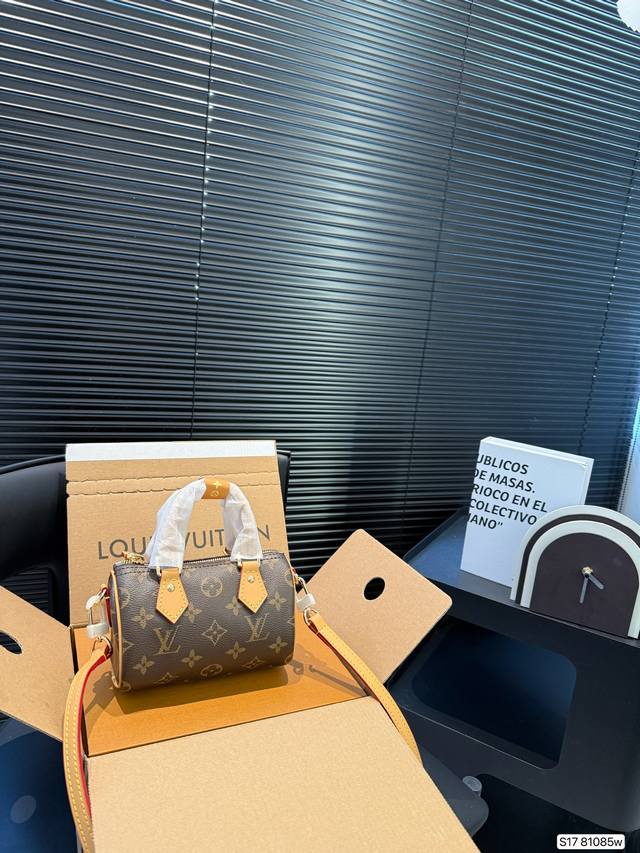 配飞机盒折叠盒子 Lv 迷你Speedy枕头包 火遍全球的爆款机场大包 机车女神包 明星同款 贵气而充满活力的品牌设计风格 细致而不粗糙.用完美搭配功力 衬托出