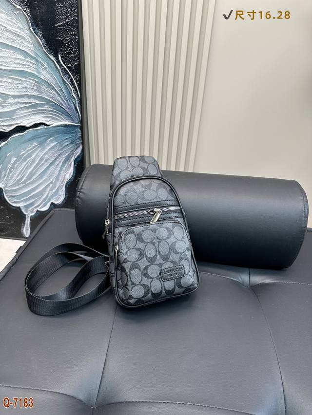 蔻驰胸包斜挎单肩包 采用精湛镶嵌细工 实物原厂原版面料 尺寸：16.28Cm