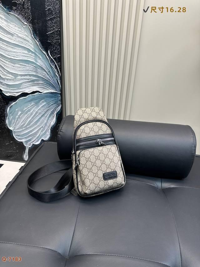 酷奇胸包斜挎单肩包 采用精湛镶嵌细工 实物原厂原版面料 尺寸：16.28Cm