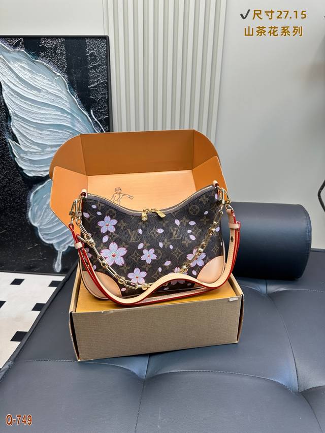 配飞机盒全套包装 Lv 路易威登.山茶花系列牛角包 超级舒适又好看 真的很好背 搭配什么风格都可 爆款到不能更爆的牛角包专柜原版面料 非常高级 搭配原版I专属里
