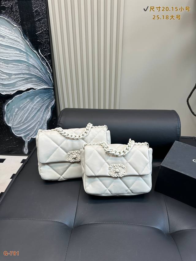配折叠盒 香奈儿Chanel19这也太美了吧！不愧是奶奶香手提肩背斜挎链条包 欧阳娜娜等众多明星同款上身超有气场 性价比超高，各种帅气搭配包型更加坚挺，小号的容