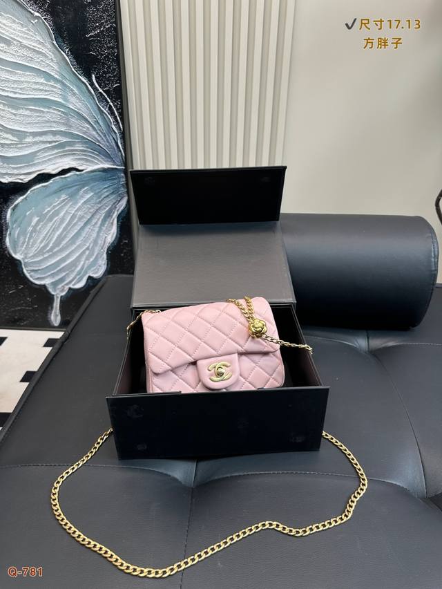 配折叠盒 香奈儿Chanel是用山茶花代替了小金球，同样非常好看［愉快工愉快］调节扣可以随意调节长短，超级实用［色］［色］内里用了桃红色羊皮，无敌搭配方胖子！