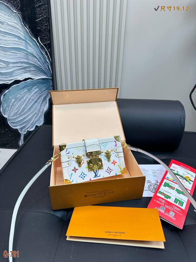 配折叠盒 Lv Petite Malle 艺术品一样的存在Lv Petite Malle 盒子包 老花硬盒子斜挎包！好看又百搭 凹造型必备！ 满足日常出门需求硬