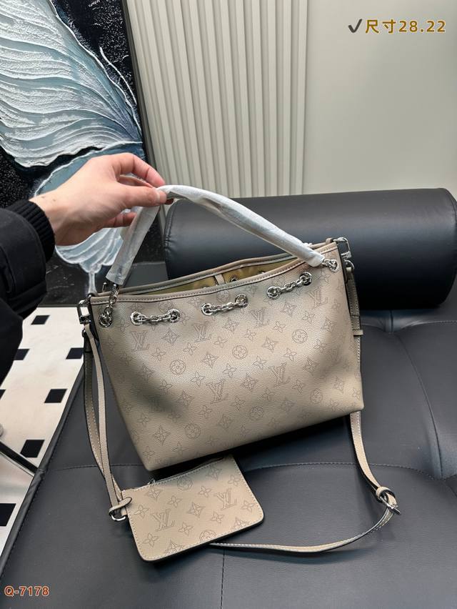 Lv 路易威登新款链条购物袋包配有两条肩带，旬手提可斜挎~ 包内配零钱包包扣挂钩设计 安全实用包身老花暗花设计，高级感满满日常出街回头率百分之百！！ 尺寸28.