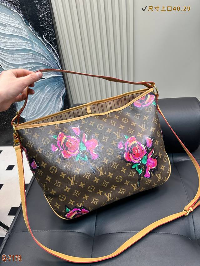 Lv托特百搭实用 可甜可盐 又酷又飒。逛街通勤，完全是可以驾驭的吖。 巨大袋身干净的外部线条 尺寸：40.29