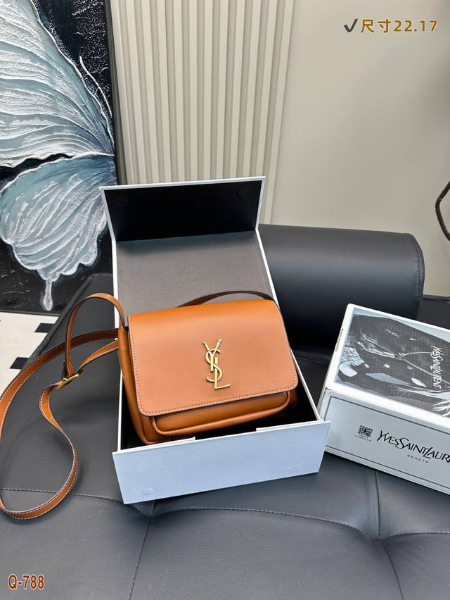 免税店全套的 Ysl圣罗兰Niki Besace细粒皮革手袋采用全同色系皮革衬里设计 这款精致的复古手袋设有两个隔层和一条可调节的背带 助力随心演绎不同背携方式