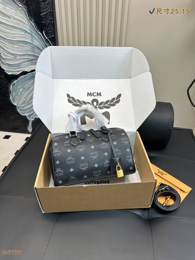 配礼盒 Mcm这季主打就是时尚单品 Mcm波士顿枕头包！ 真是方便又实用哦！ 这款太可啦！ 非常有街头风，酷炫风，男女都可背！尺寸25.15
