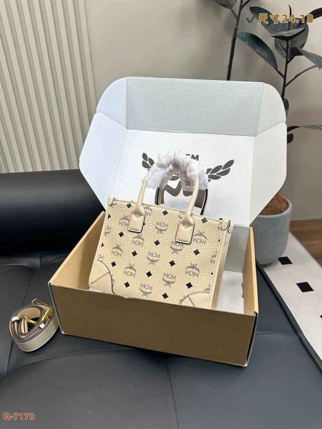 配礼盒 M.Cm新款小托特包 这款手提包的设计灵感来源于传统行李箱，采用 Nappa皮革包角，轮廓规整，内设多个隔层，可手提单肩斜挎，简约，耐看实用，！ 尺寸：