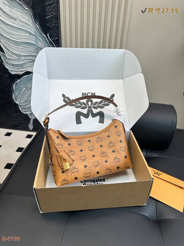 配礼盒 Mcm25新品牛角包 新品腋下包 两用牛角包解构经典 Visetos标识，重塑全新 Mcmlauretos #印花。新花样，带你解锁全新旅程。 尺寸27