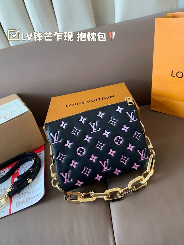 Lv锋芒乍现 抱枕包Coussin 风琴手袋 单肩斜挎包 被拿来用做手包简单大方的款式 真的很炫酷 尺寸21*16 折叠盒飞机盒