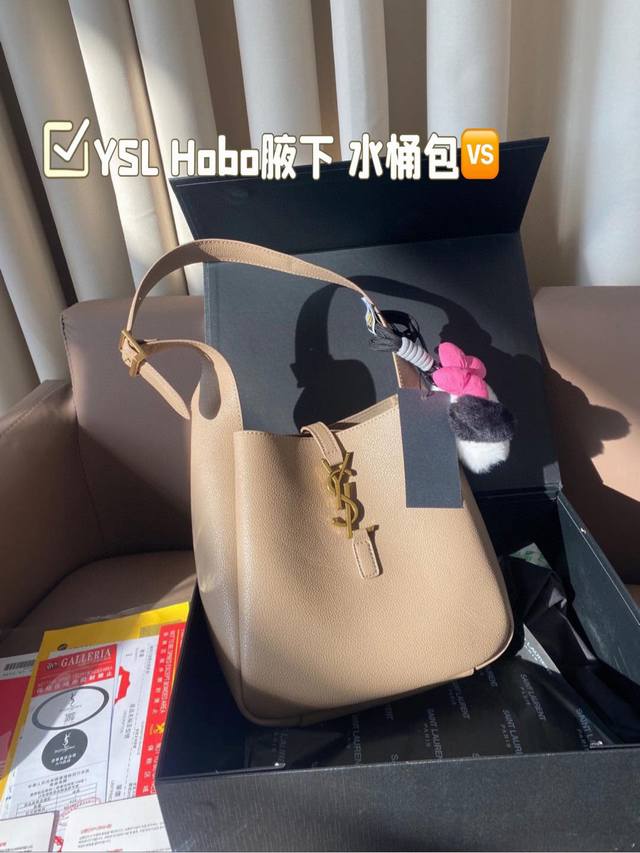 配挂件 带芯片 Ysl Hobo腋下 水桶包 Ysi家当之无愧的入门经典款 超级耐燥这个皮质真的是我最爱的皮质之一不怕刮牛皮的纹理也有质感 相比金链我更喜欢链非